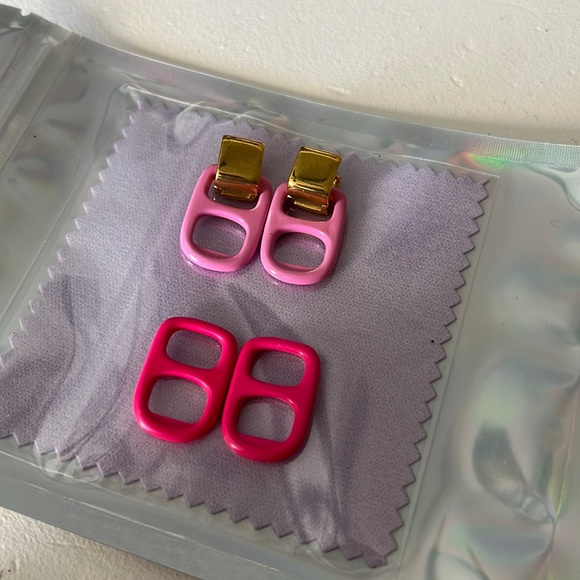 Bottle cap earrings with gold Hardware huggie earrings. Pastel pink & hot pink - Picture 2 of 4